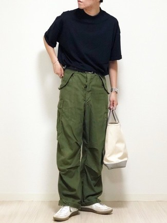 Какие низкие кеды носить с темно-зелеными брюками карго