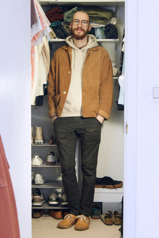 Какие куртки-рубашки носить с темно-зелеными брюками карго