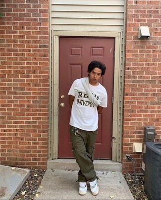 Какие свитшоты носить с темно-зелеными брюками карго