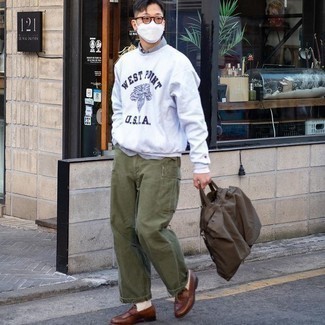 Какие свитшоты носить с темно-зелеными брюками карго