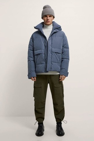 Какие водолазки носить с темно-зелеными брюками карго