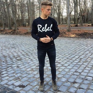 Какие джинсы носить с темно-зелеными повседневными ботинками мужчине