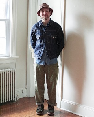 С чем носить темно-зеленые повседневные ботинки мужчине