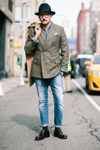 Как носить темно-зеленый пиджак в клетку с темно-синими джинсами мужчине