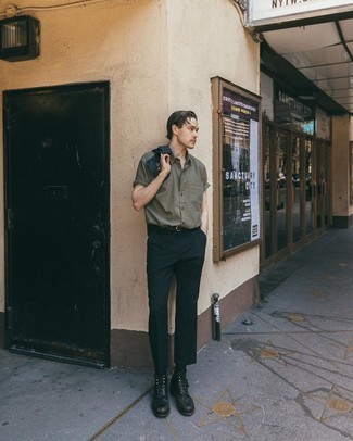 С чем носить темно-зеленую рубашку с коротким рукавом в клетку мужчине