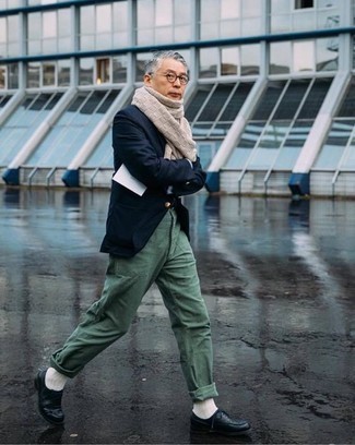 Какие пиджаки носить с темно-зелеными брюками чинос