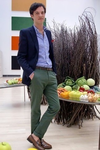 Какие пиджаки носить с темно-зелеными брюками чинос