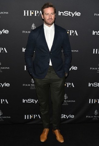 Какие пиджаки носить с темно-зелеными брюками чинос