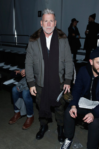 Какие бомберы носить с темно-зелеными брюками чинос