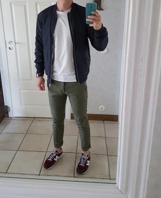 Какие бомберы носить с темно-зелеными брюками чинос