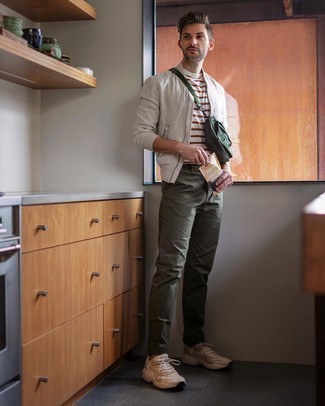 Какие бомберы носить с темно-зелеными брюками чинос