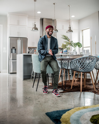 Какие бомберы носить с темно-зелеными брюками чинос