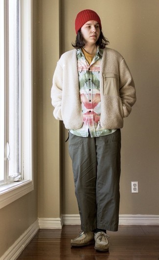 Какие бомберы носить с темно-зелеными брюками чинос