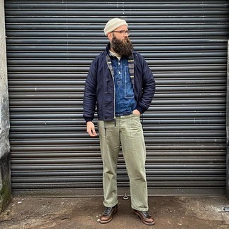 Какие бомберы носить с темно-зелеными брюками чинос