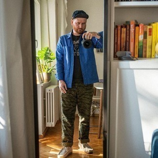 Какие ботинки дезерты носить с темно-зелеными брюками чинос