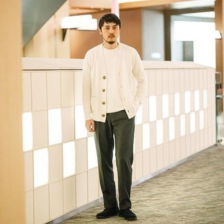 Какие ботинки дезерты носить с темно-зелеными брюками чинос