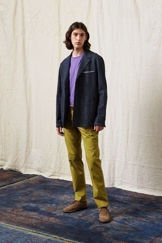 Какие ботинки дезерты носить с темно-зелеными брюками чинос