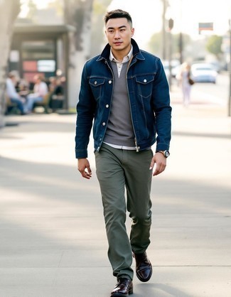 Какие ботинки дезерты носить с темно-зелеными брюками чинос