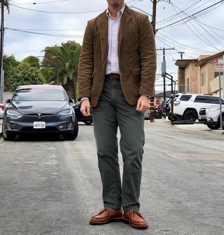 Какие ботинки дезерты носить с темно-зелеными брюками чинос