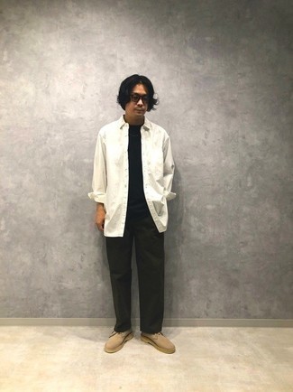 Какие ботинки дезерты носить с темно-зелеными брюками чинос