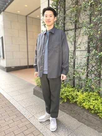 Какие ботинки дезерты носить с темно-зелеными брюками чинос