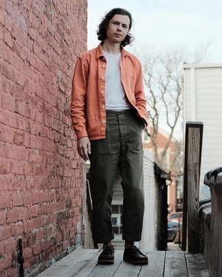 Какие ботинки дезерты носить с темно-зелеными брюками чинос