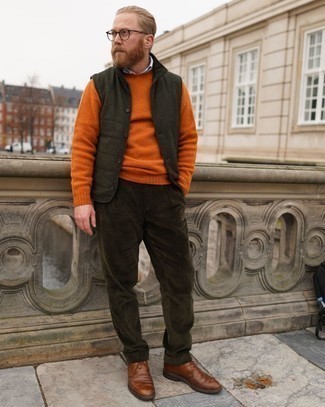 Какие ботинки дезерты носить с темно-зелеными брюками чинос