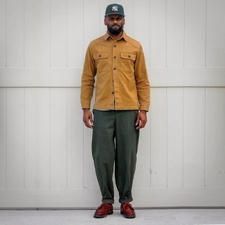 Какие ботинки дезерты носить с темно-зелеными брюками чинос