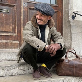 Какие ботинки дезерты носить с темно-зелеными брюками чинос