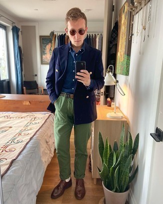 Какие двубортные пиджаки носить с темно-зелеными брюками чинос