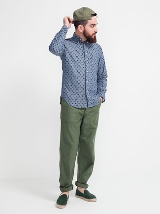 Какие эспадрильи носить с темно-зелеными брюками чинос