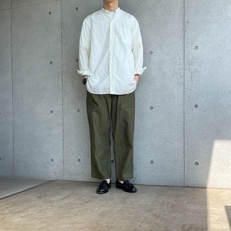 Какие лоферы носить с темно-зелеными брюками чинос