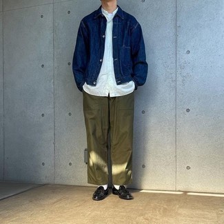 Какие лоферы носить с темно-зелеными брюками чинос