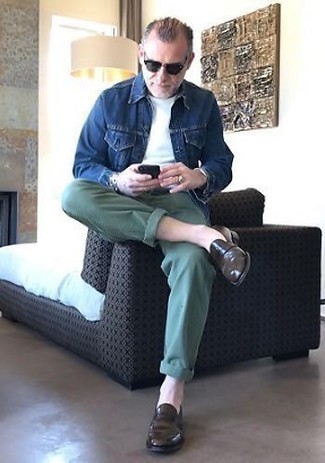 Какие лоферы носить с темно-зелеными брюками чинос