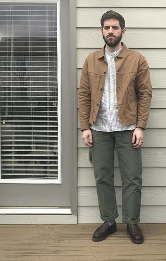 Какие лоферы носить с темно-зелеными брюками чинос