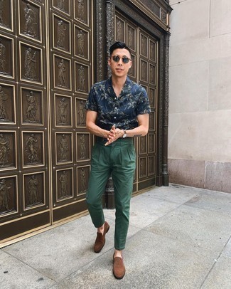 Какие лоферы носить с темно-зелеными брюками чинос