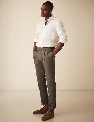 Какие лоферы носить с темно-зелеными брюками чинос