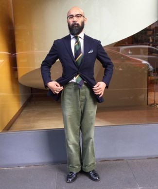 Какие лоферы носить с темно-зелеными брюками чинос