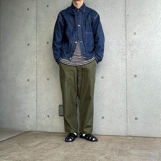 Какие сандалии носить с темно-зелеными брюками чинос