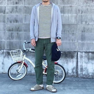 Какие сандалии носить с темно-зелеными брюками чинос