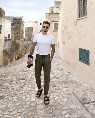 Какие сандалии носить с темно-зелеными брюками чинос
