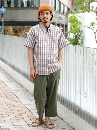 Какие сандалии носить с темно-зелеными брюками чинос