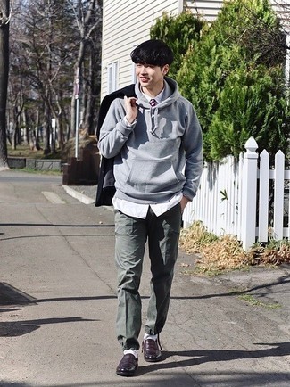 Какие сандалии носить с темно-зелеными брюками чинос