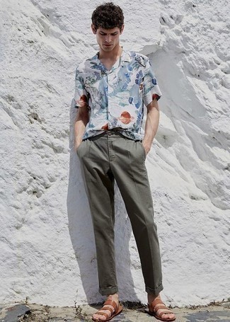 Какие сандалии носить с темно-зелеными брюками чинос