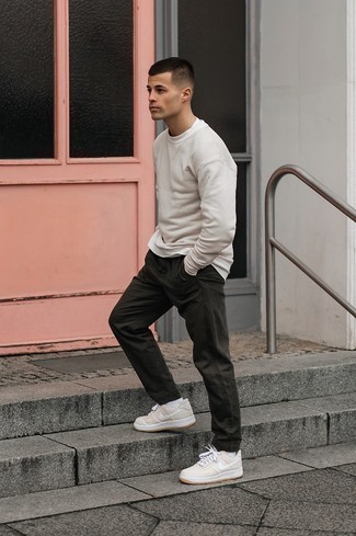 Какие свитшоты носить с темно-зелеными брюками чинос