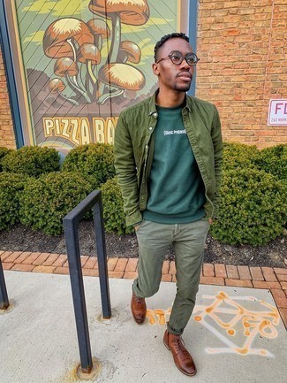 Какие свитшоты носить с темно-зелеными брюками чинос