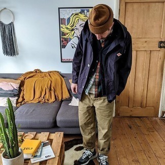 Какие ветровки носить с темно-зелеными брюками чинос