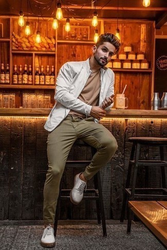 Какие ветровки носить с темно-зелеными брюками чинос