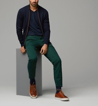 Какие свитера на молнии носить с темно-зелеными брюками чинос