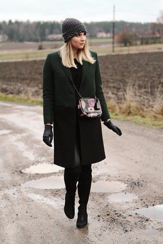 Какие ботфорты носить с темно-зеленым пальто